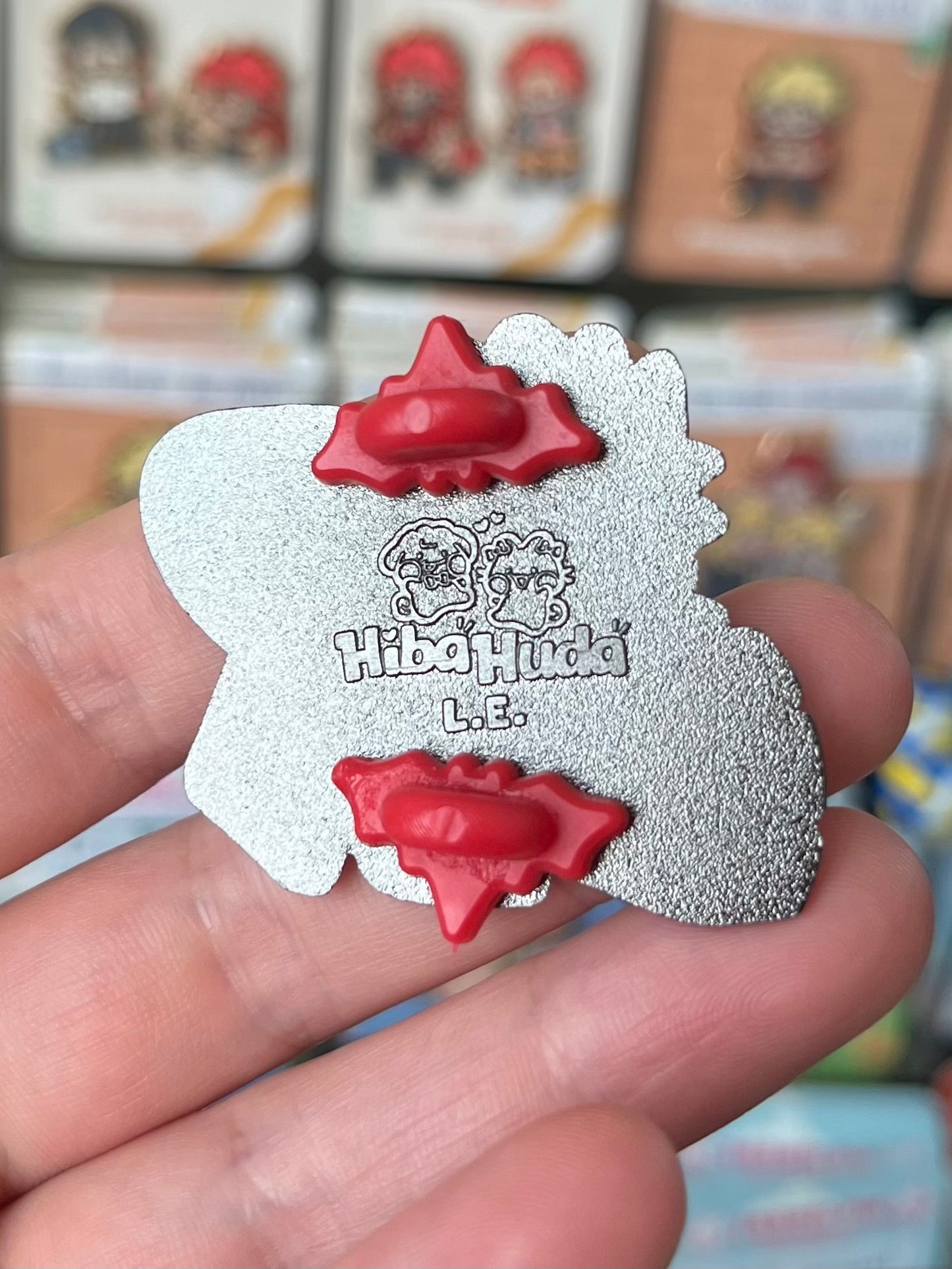 دبوس معدني مطلي بالمينا قابل للجمع - إصدار محدود من مجموعة فان بوي