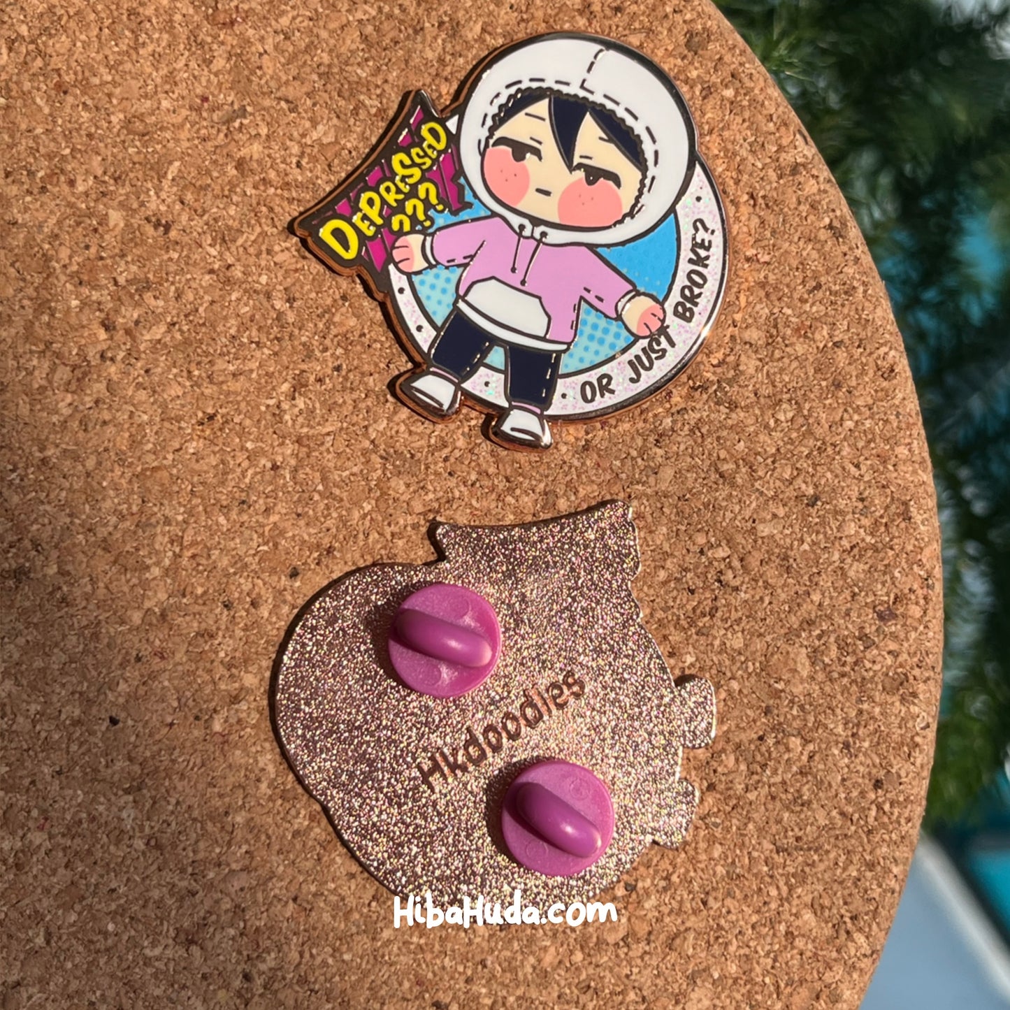 دبوس معدني مطلي بالمينا قابل للجمع - مكسور