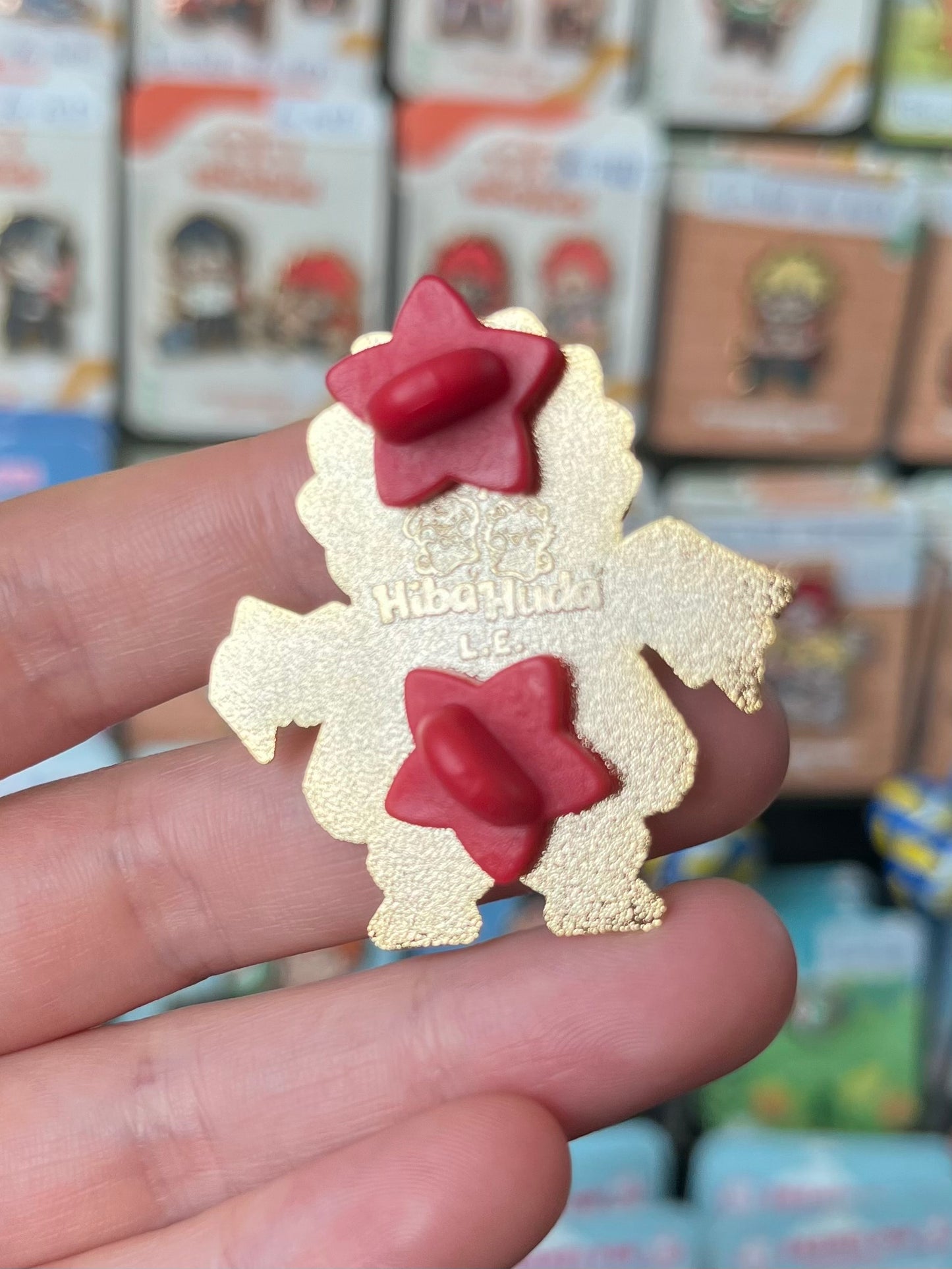 دبوس معدني مطلي بالمينا قابل للجمع - إصدار محدود من مجموعة فان بوي