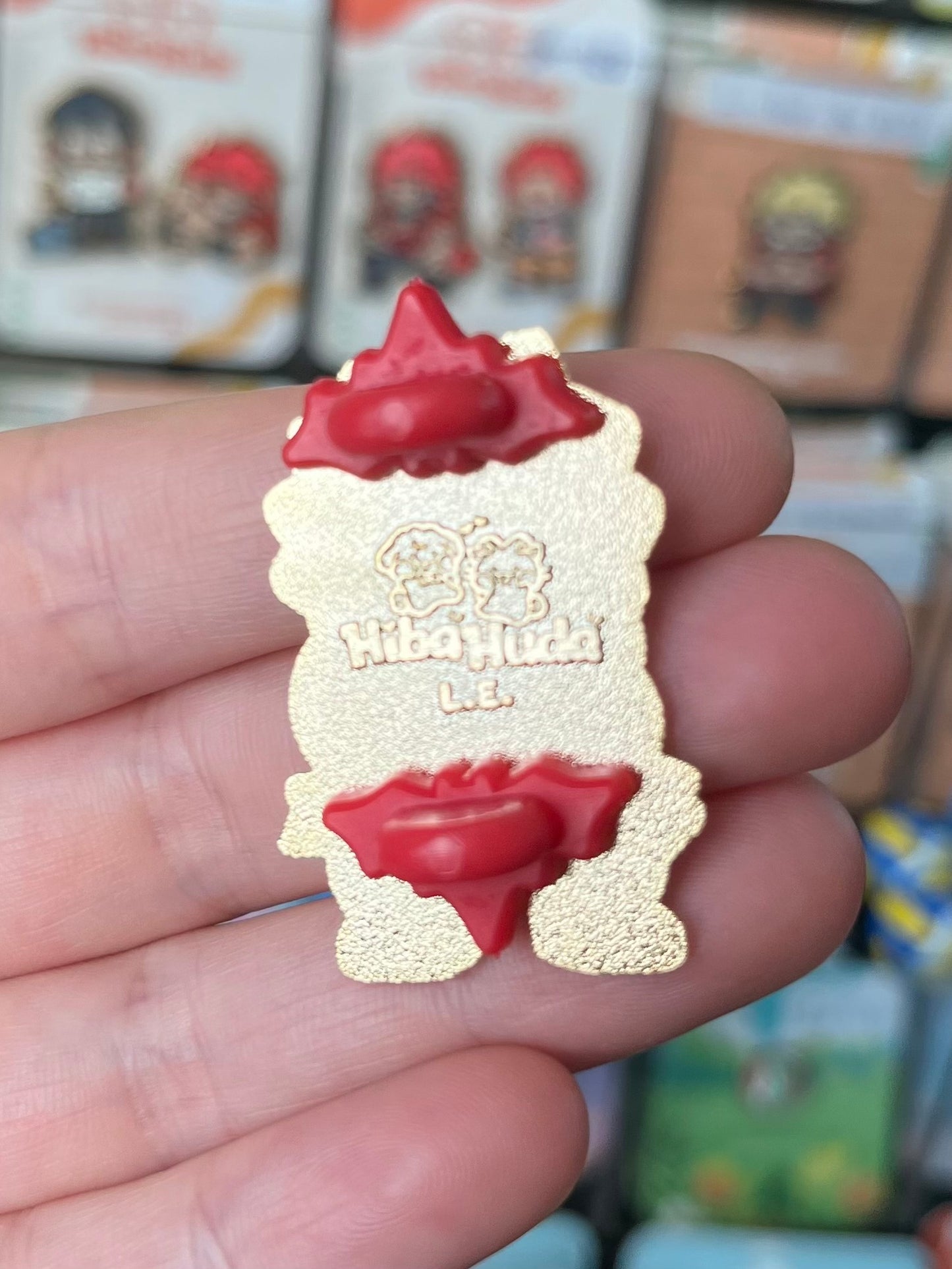 دبوس معدني مطلي بالمينا قابل للجمع - إصدار محدود من مجموعة فان بوي